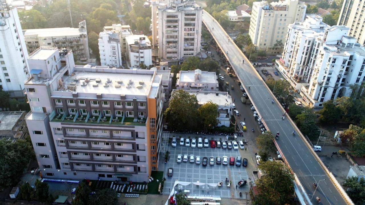 Apricot Hotel , Ahmedabad Buitenkant foto