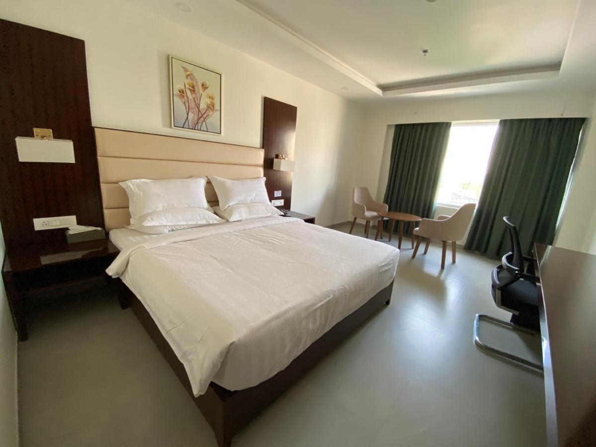 Apricot Hotel , Ahmedabad Buitenkant foto