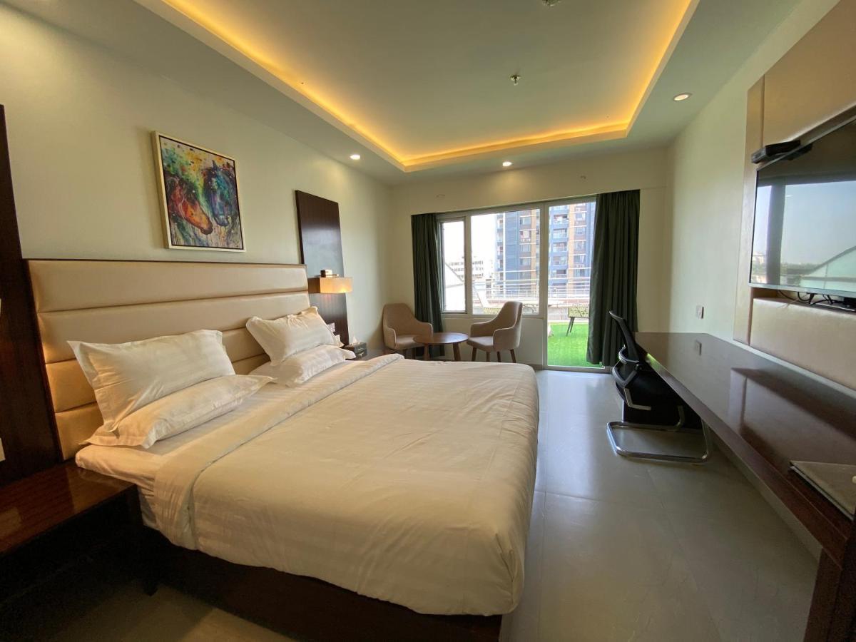 Apricot Hotel , Ahmedabad Buitenkant foto