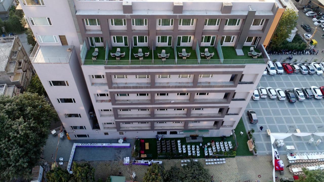 Apricot Hotel , Ahmedabad Buitenkant foto
