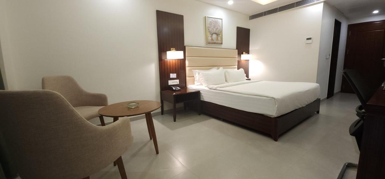 Apricot Hotel , Ahmedabad Buitenkant foto