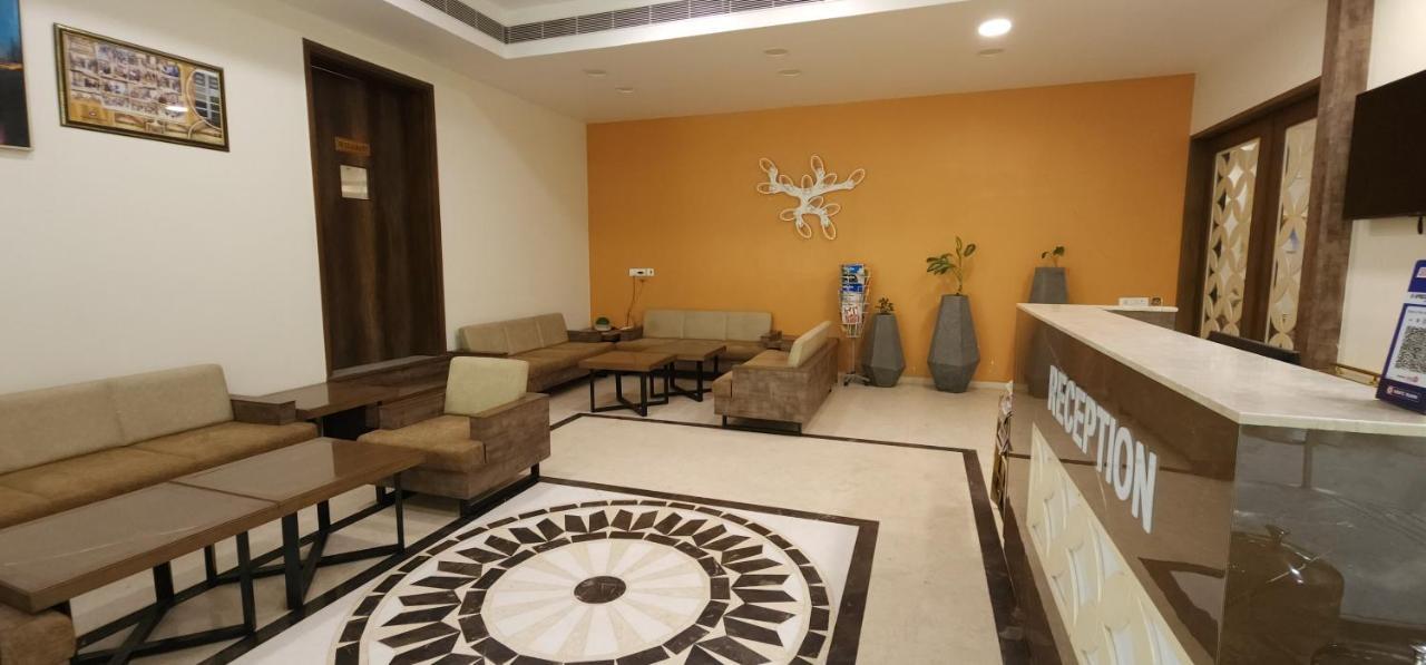 Apricot Hotel , Ahmedabad Buitenkant foto