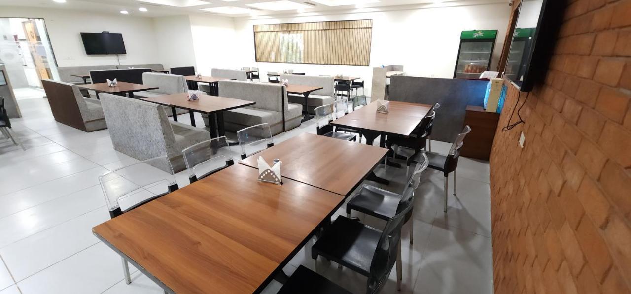 Apricot Hotel , Ahmedabad Buitenkant foto