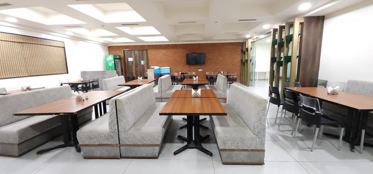 Apricot Hotel , Ahmedabad Buitenkant foto