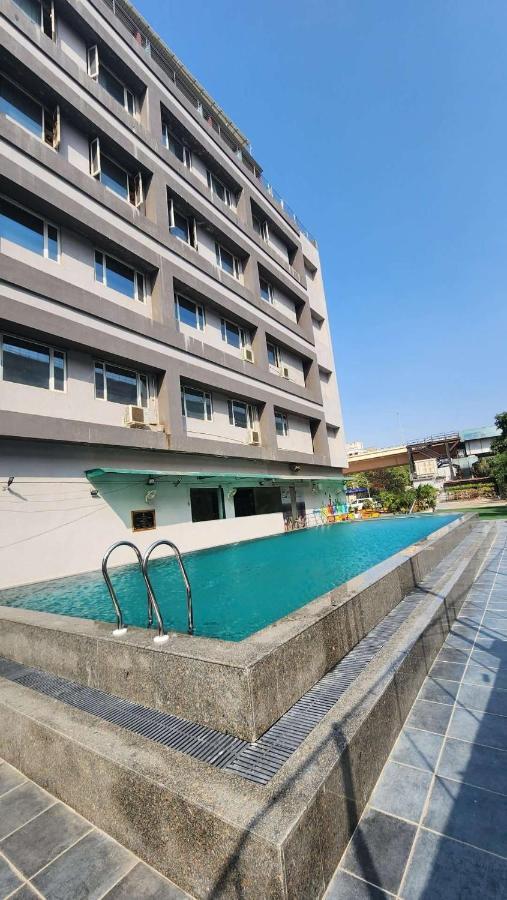 Apricot Hotel , Ahmedabad Buitenkant foto