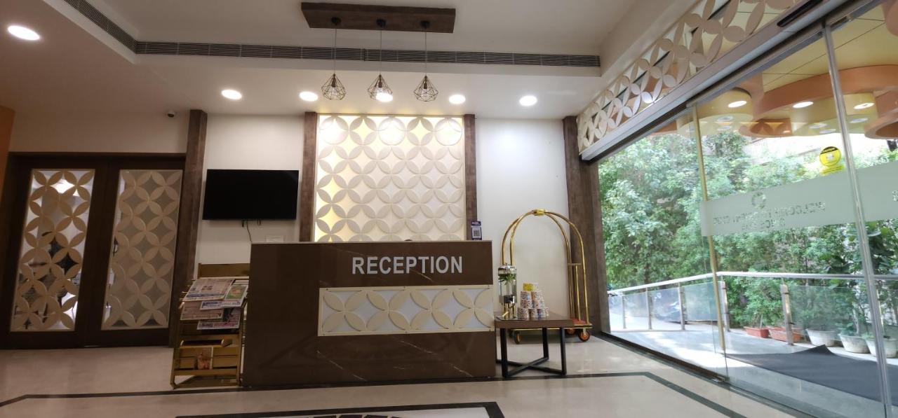 Apricot Hotel , Ahmedabad Buitenkant foto