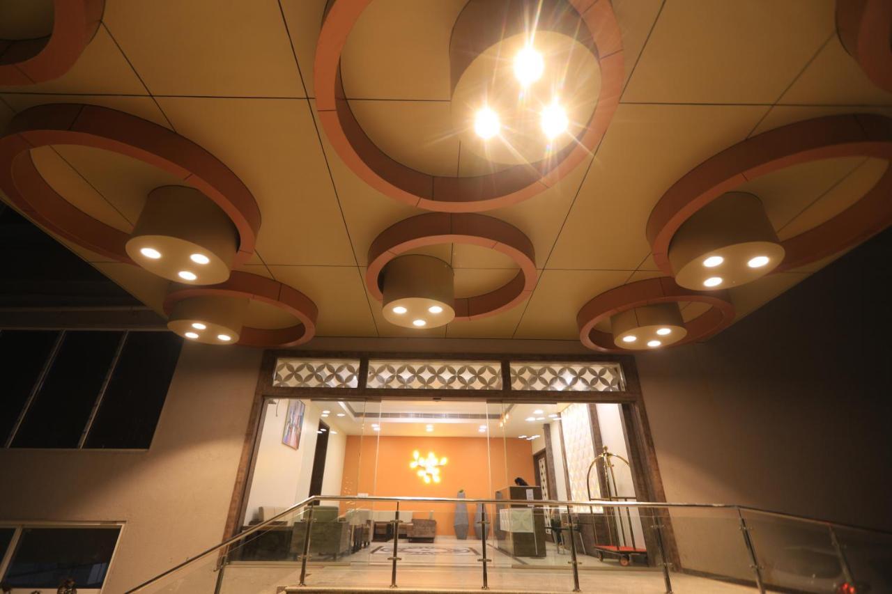 Apricot Hotel , Ahmedabad Buitenkant foto