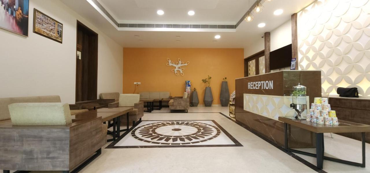 Apricot Hotel , Ahmedabad Buitenkant foto